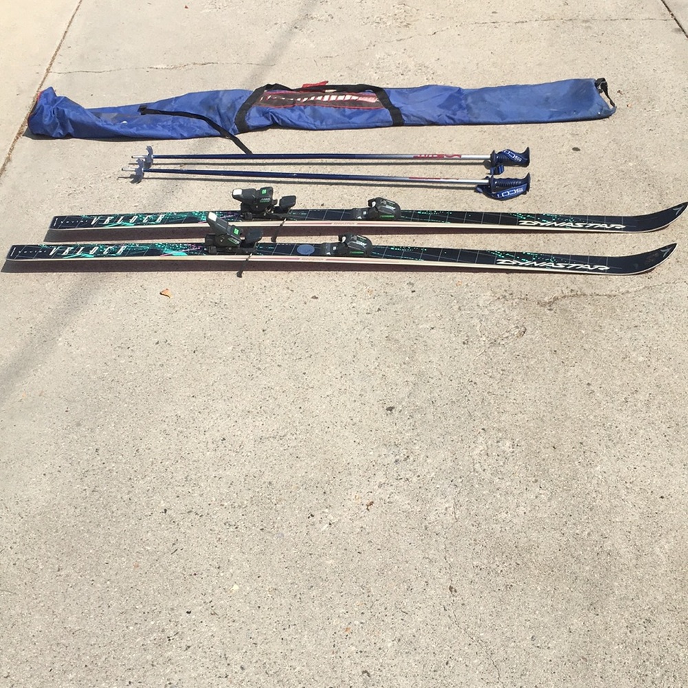 🎿Ski set (Includes Ski’s, Poles, Bag)🎿